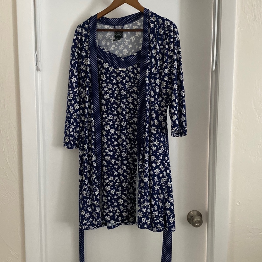 Nightie and robe set